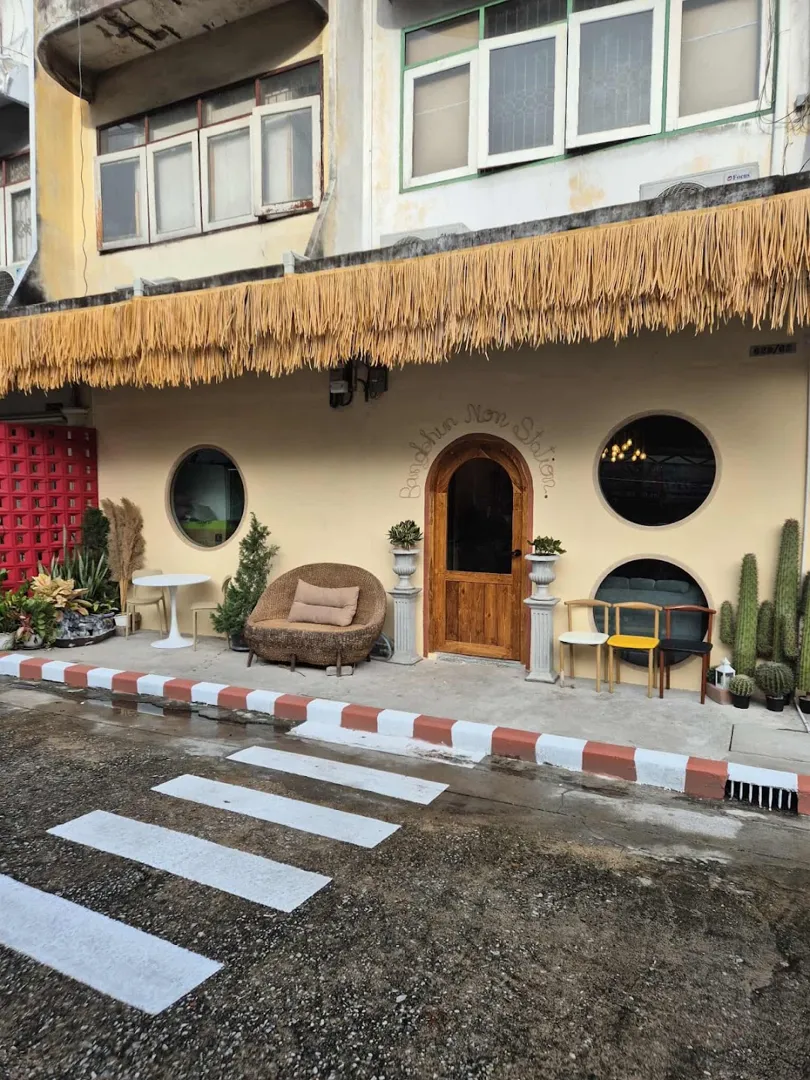 Bangkhun Non Station Coffee & Hostel