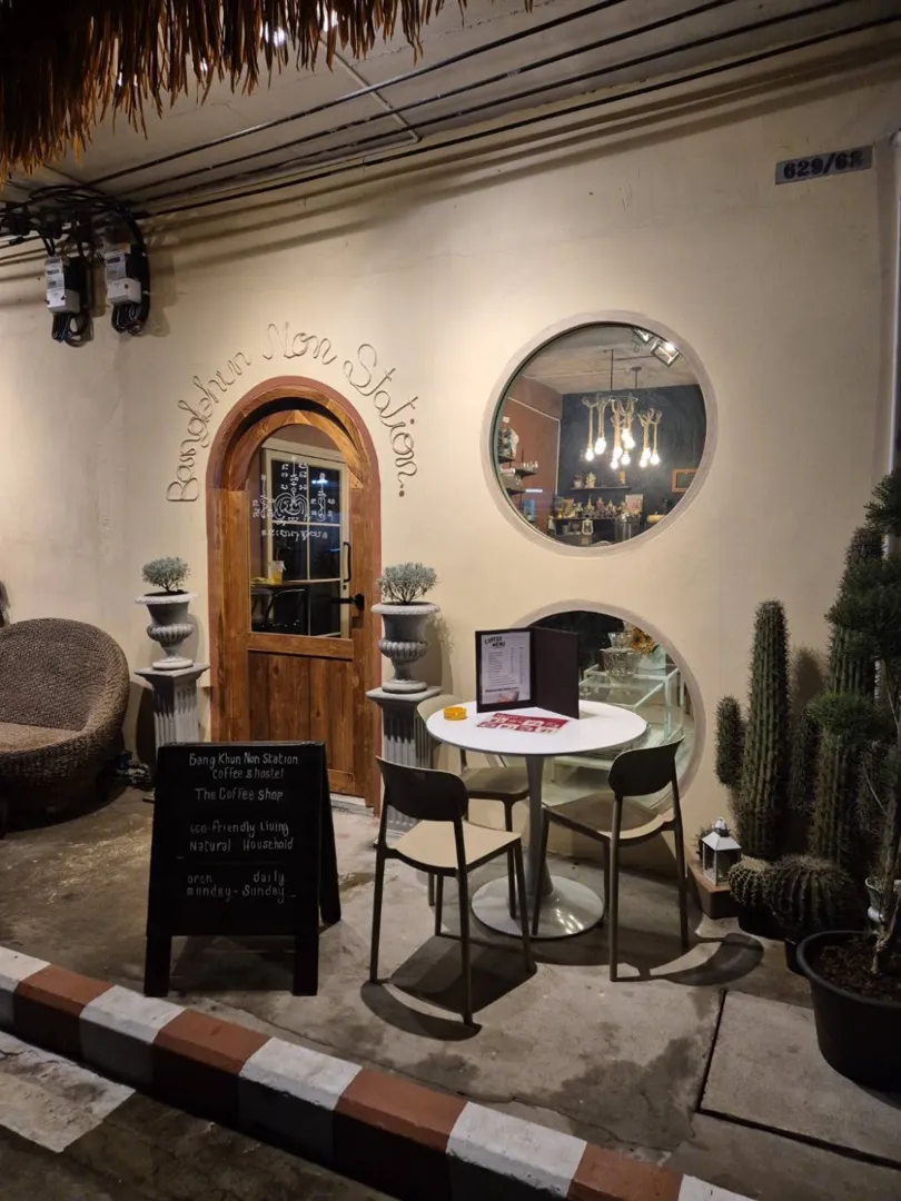 Bangkhun Non Station Coffee & Hostel 2