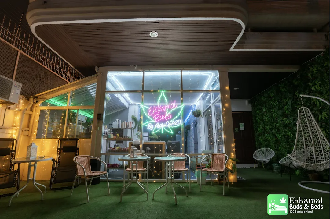 Ekkamai Buds & Beds - 420 Hostel