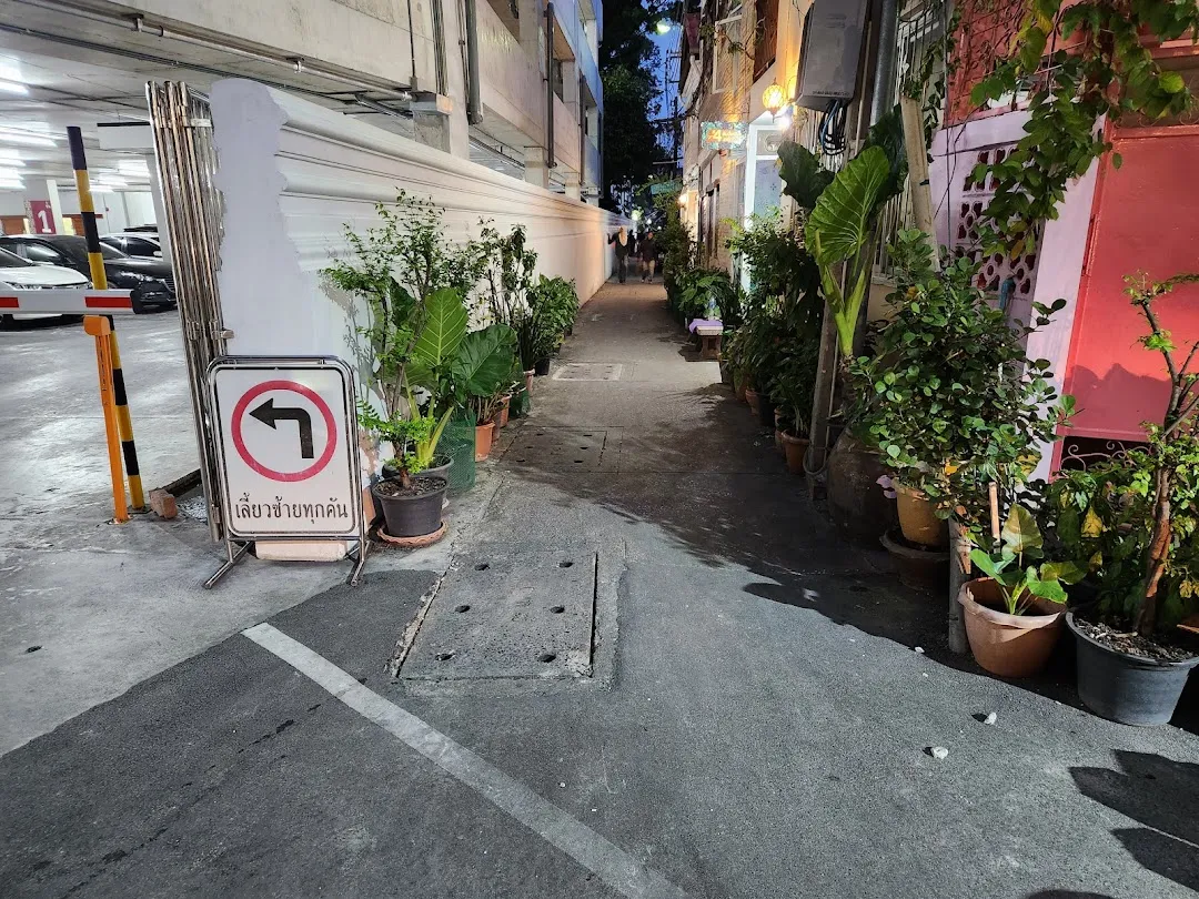 Green Apple Khaosan Hostel