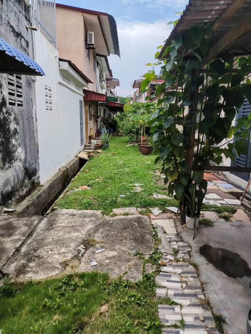 PIRATE’S COVE HOSTEL
