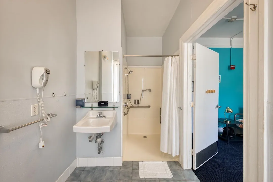Downtown Hostel & Rooftop Bar 3