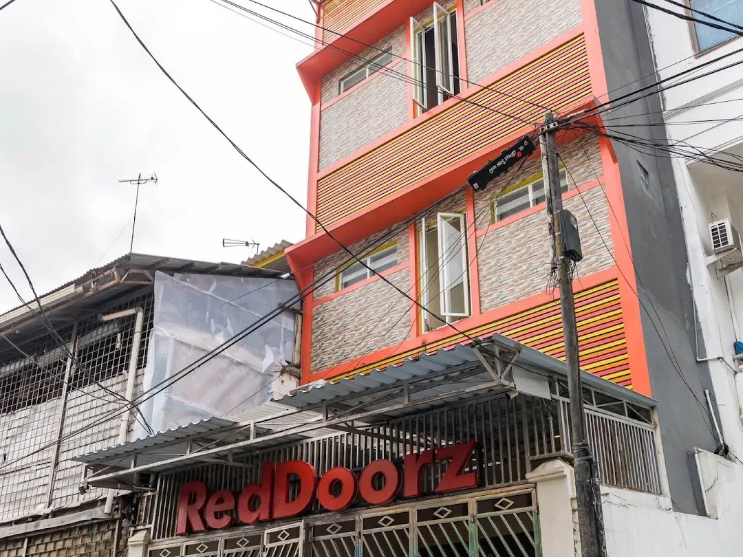 RedDoorz Hostel near LTC Glodok