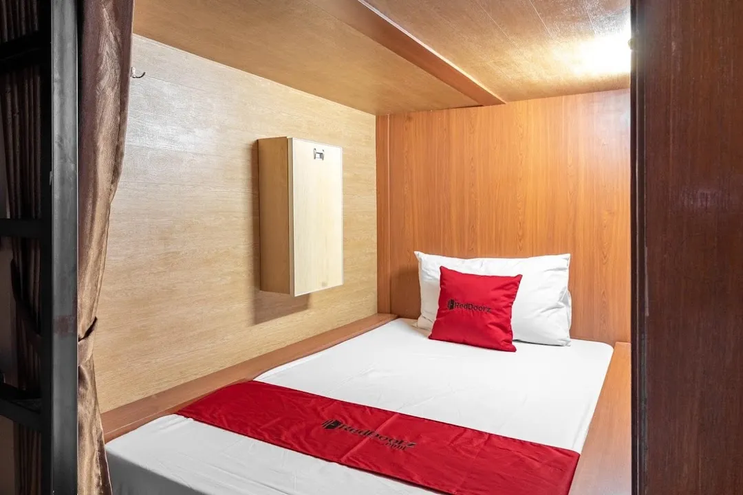 RedDoorz Hostel near LTC Glodok 5