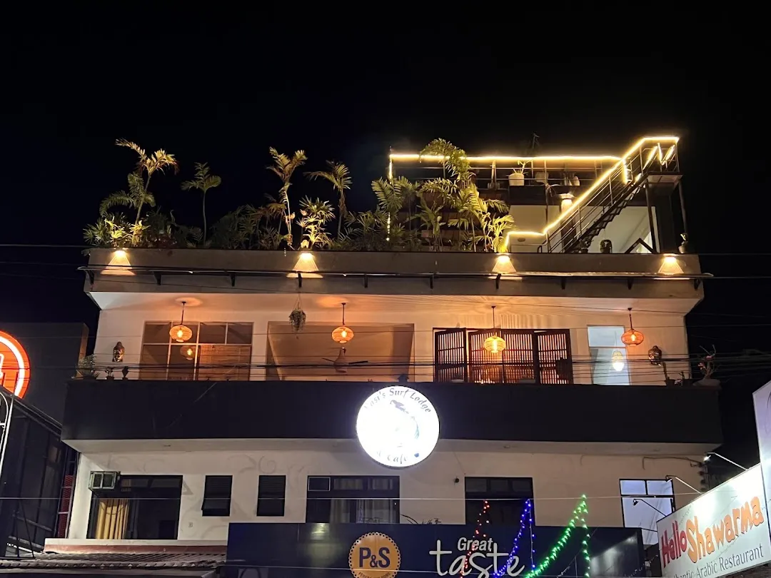 Yasi surf lodge & Cafe