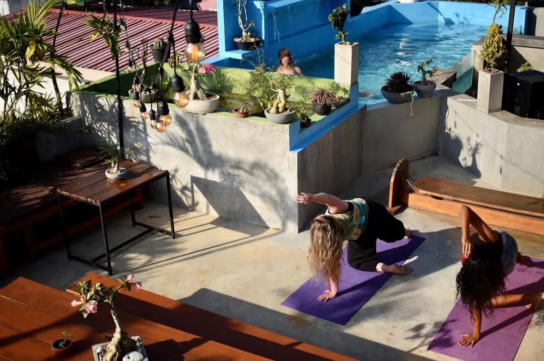 Yasi surf lodge & Cafe 4