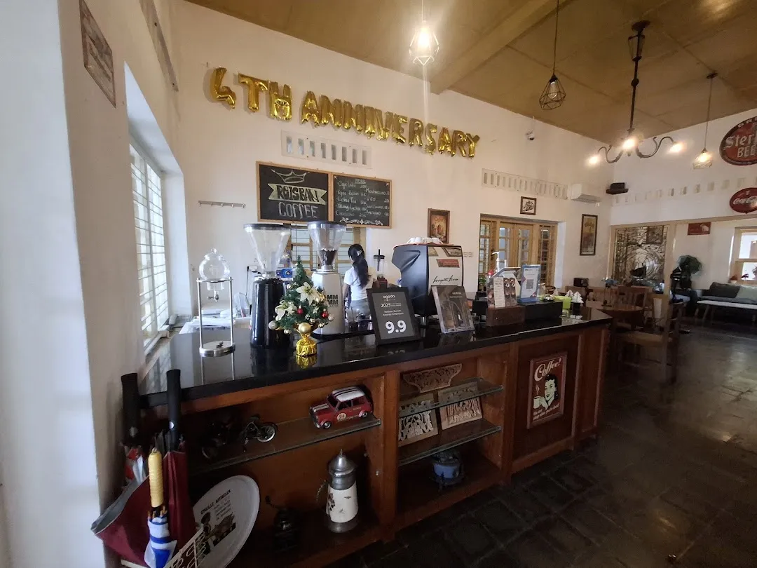 REISBAN Coffee Shop & Hostel 3