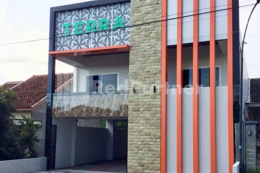 TERRA Guesthouse JEC Mitra RedDoorz 4